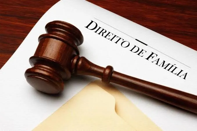 Documento intitulado Direito de Família ao lado de um martelo de juiz
